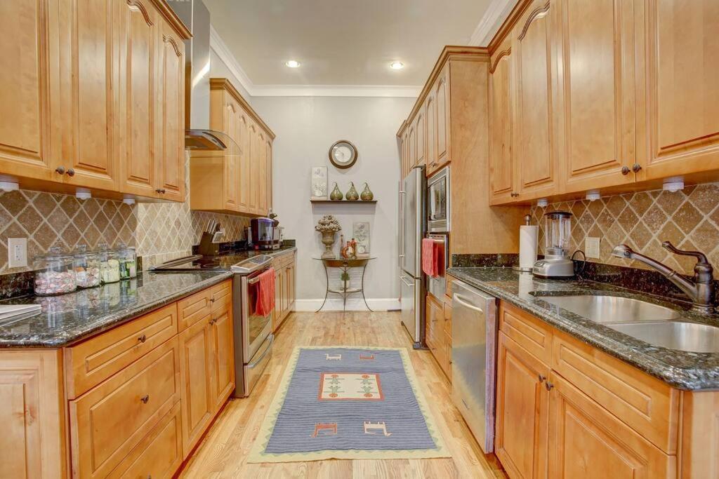 Sleeps16, Spacious Home, Close To Downtown, Beltline, And Walk To Restaurants, 75" Tv, 2 Person Jacuzzi, Ping Pong Атланта Экстерьер фото