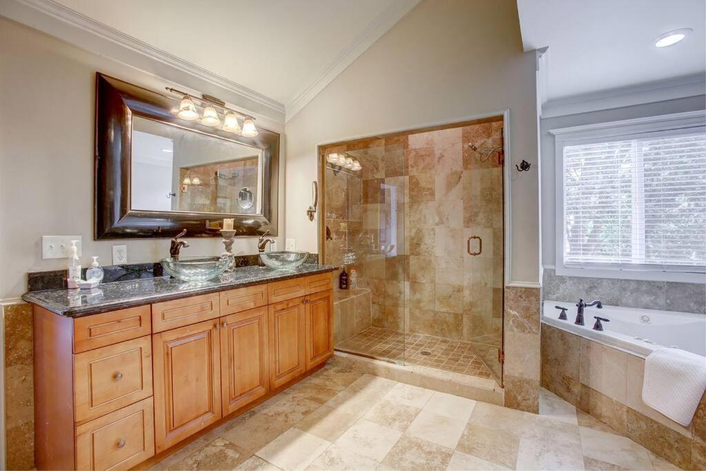 Sleeps16, Spacious Home, Close To Downtown, Beltline, And Walk To Restaurants, 75" Tv, 2 Person Jacuzzi, Ping Pong Атланта Экстерьер фото